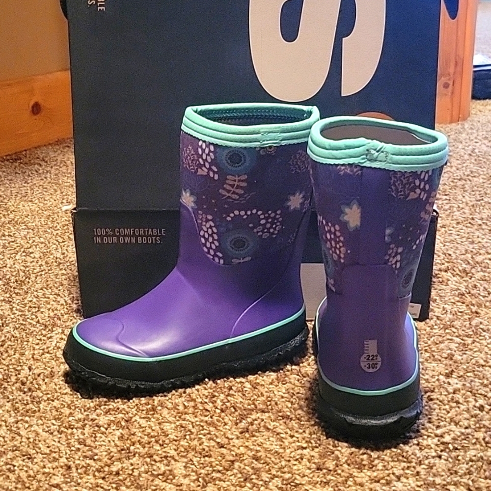 Bogs girl size 13 NEW in box